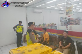 Unit Patroli Sat Samapta Beri Imbauan ke Pengunjung Minimarket