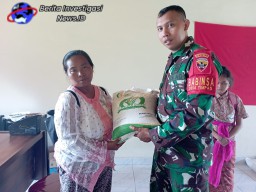 Babinsa Dampingi Penyaluran CBP Bantuan Pangan Kepada Masyarakat Kurang Mampu