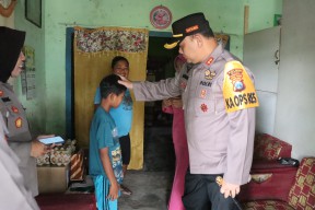 Polres Blitar Salurkan Bansos Bagi Anak Penderita Atresia