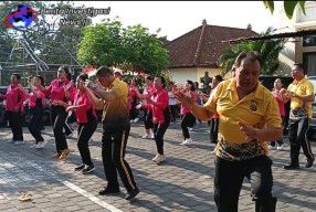Olga Sabtu Pagi Personil Polsek Denbar dan Bhayangkari Senam Aerobik Bersama
