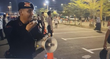 Brimob Polda Jatim Sediakan Air Minum Gratis Untuk Penonton di GBT, Antisipasi Dehidrasi