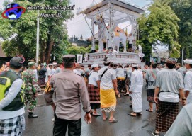 Polsek Dentim, Babinsa dan Pecalang Solid Besinergi Jaga Tradisi Lakukan Pengamanan Pelebonan