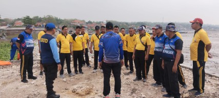 Aksi Nyata Satpolairud Polres Bangkalan dalam "Kamal Beach Light Up"