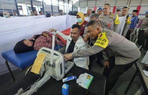 Tindaklanjuti Jumat Curhat Polda Jatim Gelar Baksos dan Bakkes di Sampang Madura