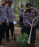 Lestarikan Hutan Polres Tulungagung Tanam Pohon di D CapinLestarikan Hutan Polres Tulungagung Tanam Pohon di D Capin