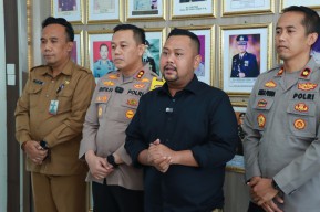 Kunjungi Polres Gresik, Bupati Fandi Akhmad Yani Sampaikan Permohonan Maaf Atas Kericuhan Suporter