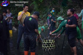 Gerakan Bukalsih, Kapolres Buleleng Peduli Ikut Bersihkan Aliran Sungai