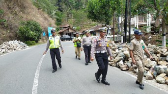 Polres Pacitan Cek Jalur Pacitan - Ponorogo, Antisipasi Bahaya Longsor