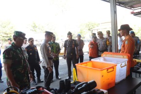 Polres Sampang Gelar Apel Pasukan Kesiapan Penanggulangan Bencana Alam Hidrometeorogi di Kabupaten Sampang