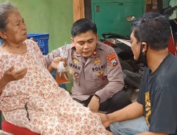 Polsek Simokerto Hadir di Sidoyoso Kali Selatan Bantu Warga Yang Sakit Jadi Sehat