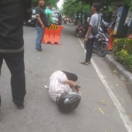 Pemotor Alami Patah Tulang Akibat Seruduk Mobil di Jalan Raya Ngagel Wonokromo