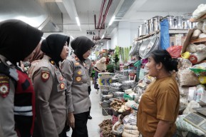 Jelang Nataru Polres Ponorogo Kunjungi Pasar Cek Persediaan dan Harga Bahan Pokok