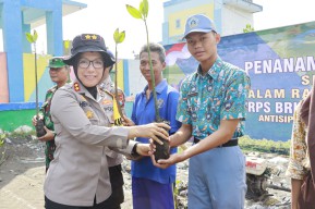 HUT Korp Brimob ke – 78 dan Polairud ke – 73, Kapolres Pelabuhan Tanjung Perak Tanam Mangrove di Pesisir Wisata Sontoh Laut Surabaya
