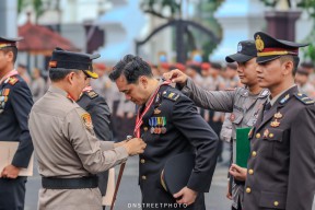 Kapolrestabes Surabaya Pimpin Upacara Hari Kesadaran Nasional dan Berikan Penghargaan Anggota Berprestasi