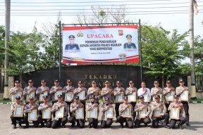 Kapolres Nganjuk Apresiasi Prestasi 23 Anggota Polri dengan Piagam Penghargaan