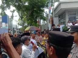 Geruduk Kantor BRI Sampang, Ribuan Masyarakat Gunung Rancak Tuntut Tanggungjawab