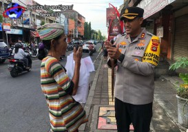 Kapolres Tabanan Spontanitas Bagikan Sembako kepada Masyarakat Kurang Mampu