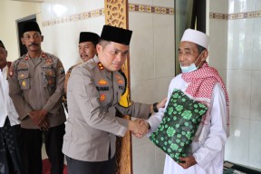 Jumat Curhat Polres Nganjuk, Kapolres Ajak Jamaah Ciptakan Suasana Pemilu 2024 yang Damai