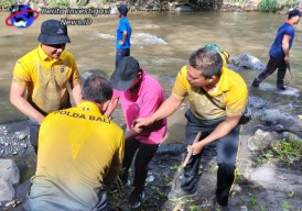 Wakapolres Kompol Made Pramasetia Bersihkan Aliran Sungai Ayung Tingkatkan Sinergisitas