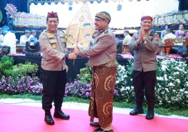 Polda Jatim Stimulasi Pemilu Damai Melalui Pagelaran Seni Wayang Kulit