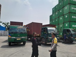 Pastikan Distribusi Logistik Pemilu 2024 Aman, Polres Pelabuhan Tanjung Perak Lakukan Pengawalan