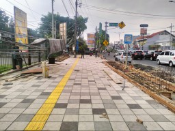 Gus Muhdlor Lebarkan Trotoar Depan GOR Sidoarjo Bikin Nyaman Pejalan Kaki dan Terlihat Bersih