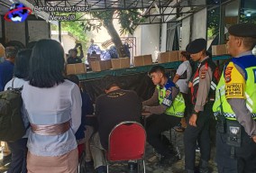 Dua anggota Satgas Humas Meliput dan Kawal Pemindahan Kotak Suara