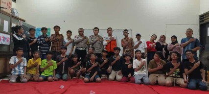 Ajak Anak Anak Penerus Bangsa Tidak Ikut Gengster, Kapolsek Berikan Penyuluhan di Balai RW 1 Kapasari Pedukuhan Surabaya