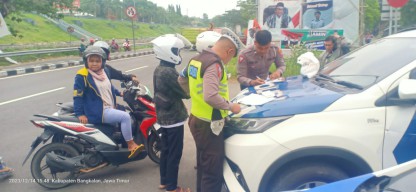 Jaring Puluhan Pelanggar, Satlantas Polres Bangkalan Lakukan Tilang Manual