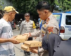 Polsek Simokerto Lakukan Giat Jumat Berkah Bagikan Nasi Kotak Kepada Warga Yang Melintas di Depan Mapolsek Simokerto