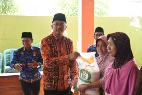 Bupati Sidoarjo Salurkan Bantuan Pangan Tahap II Kepada 93.635 KPM