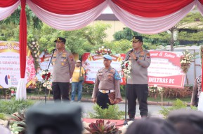 Sertijab Kapolresta Sidoarjo Kombes Pol. Kusumo Wahyu Bintoro Kepada AKBP Christian Tobing dan Dilanjut Tradisi Tabur Bunga