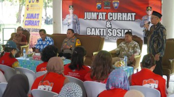 Polrestabes Surabaya Berbagi Berkah di Ju'mat Curhat