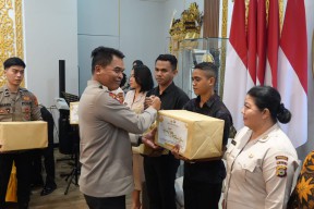 Kapolda Bali Serahkan Bingkisan Natal Kepada Personil Polri dan PNS Nasrani