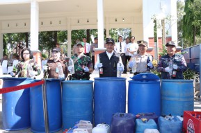 Pemusnahan 2.500 liter Miras dan Ratusan Knalpot Brong di Lamongan Jelang Nataru