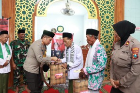 Jum'at Curhat : Polres Nganjuk Ajak Jamaah untuk Ciptakan Situasi Kamtibmas Yang Aman Jelang Pesta Demokrasi