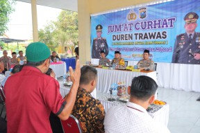 Polres Mojokerto Peduli, Berbagi Sembako di Jum'at Curhat