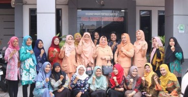 Peringati Hari Ibu, DWP Diskominfo Sidoarjo Gelar Lomba Merangkai Bumbu Dapur