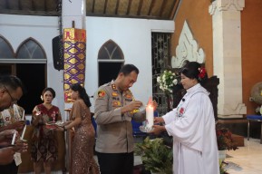 Kapolres Tabanan Ikuti Ibadah Malam Kudus di Gereja Alif dan Ya Bongan