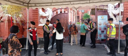 Kapolsek Dentim Lakukan Pengecekan, Pastikan Ibadah Misa Berjalan Lancar 