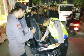Polres Pelabuhan Tanjung Perak Gelar Razia di Suramadu Untuk Harkamtibmas Saat Nataru