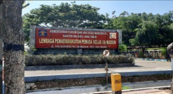 Napi Lapas Kelas IIA Madiun Bebas Main Handphone di Malam Hari