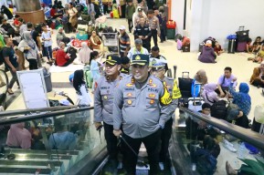 Kapolres Pelabuhan Tanjung Perak Cek Tranportasi Laut Jelang Nataru di Gapura Surya Nusantara