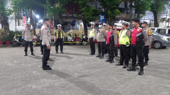 Bentuk Perhatian Kapolsek Simokerto Kepada Masyarakat Saat Libur Panjang Natal dan Tahun Baru