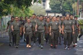 Tutup Akhir Tahun 2023, Pangdam IX/Udayana Olahraga Bersama Prajurit dan PNS