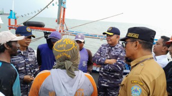 Danlanal Batuporon Bersama PJ Bupati Bangkalan Melaksanakan Patroli dan Sosialisasi di Laut Tentang Penggunaan Alat Tangkap Ikan Sesuai Dengan Peraturan Perunda