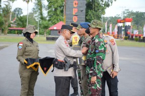 Kapolri Beri Penghargaan Pin Emas Kepada Prajurit TNI dan Anggota Polri Yang Tergabung Dalam Satgas Operasi Damai Cartenz 2023