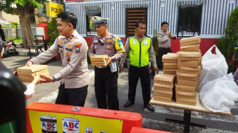 Polsek Simokerto Lakukan Giat Jumat Berkah di Depan Pos Pam Nataru ITC Mall 