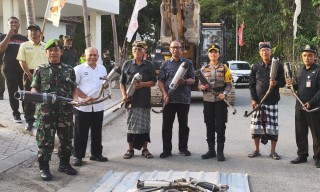 Tidak Sesuai Spesifikasi, Polsek Densel Musnahkan Ratusan Knalpot Bising
