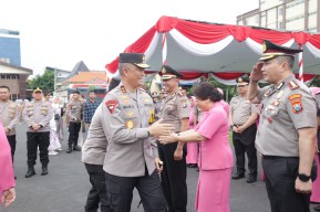 Kapolda Jatim Pimpin Upacara Kenaikan Pangkat 2.925 Personel di Penghujung Tahun 2023
